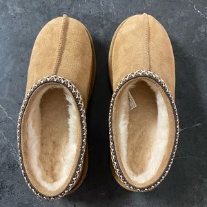Brand new Ugg youth 5 fits size 7 women’s